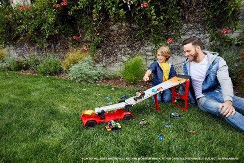 Hot Wheels Monster Trucks Trailer niñera con pista de obstáculos - imagen adicional