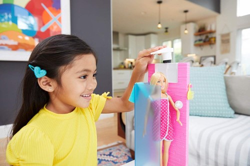 Barbie muñeca con muebles de baño FXG51 - imagen adicional