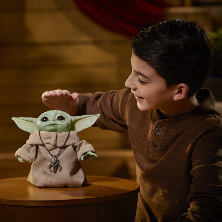 Mandalorian Baby Yoda animatrónico - imagen adicional